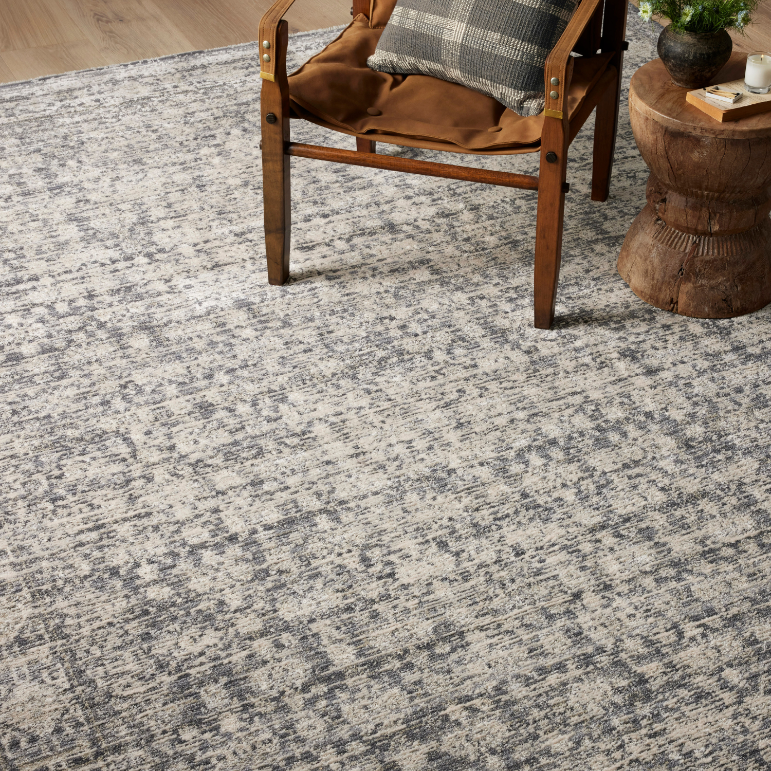Surface detail of Homvirex Alie Charcoal Dove rug